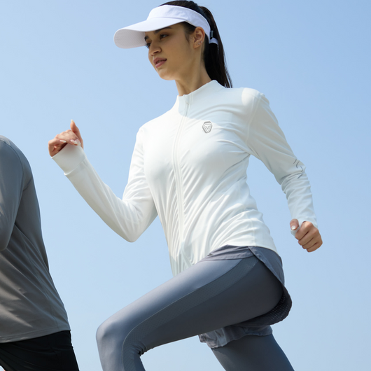 The cardigan features a stand up collar n zippered body design - meticulously crafted with 4 needles and 6 threads - Thumb buckle design on the cuff adds sporty attributes - Enhance the sense of sportiness when worn for activities.