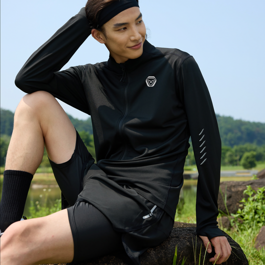 The cardigan features a stand up collar n zippered body design - meticulously crafted with 4 needles and 6 threads - Thumb buckle design on the cuff adds sporty attributes - Enhance the sense of sportiness when worn for activities.